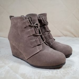 Daytrip Lace up Wedges 3" heel Size 8.5